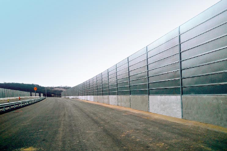 Fabrication installation mur antibruit autoroute en Roumanie - Réalisation Girod Group