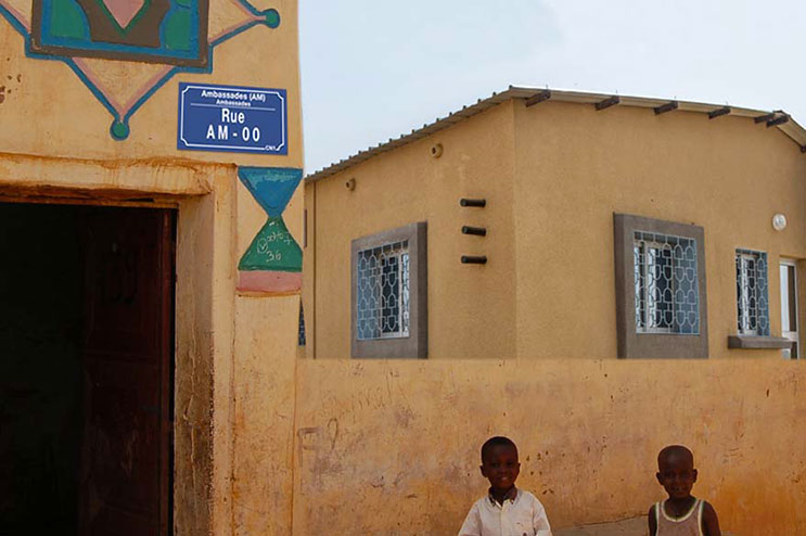 Plan d'adressage en émail, fabrication et installation de plaque de rue au Niger - Réalisation Girod Group